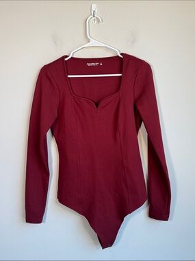 Abercrombie Sweetheart Neckline Long Sleeve Bodysuit in Dark Red - M
